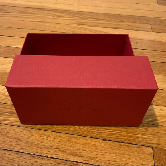 Valentino sunglass case with box and soft drawstring bag - Picture 3 of 8